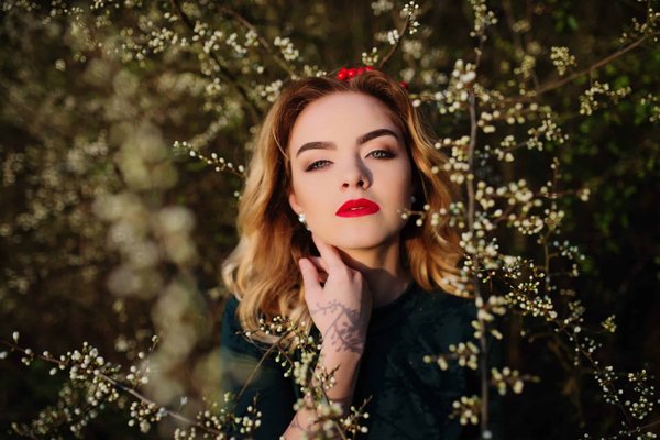 What Are the Best Tips for Wearing a Lace Trim Camisole in a Sophisticated Way?