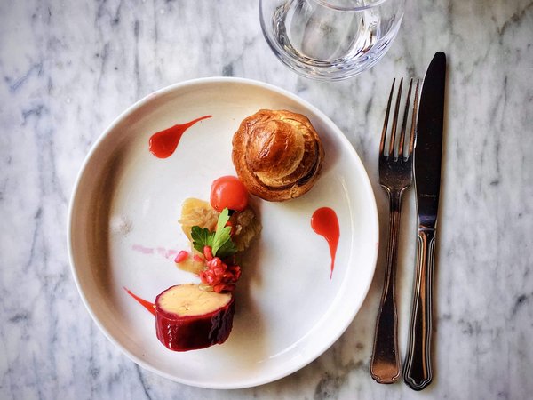 What's the Best Technique for Making a Flavorful Pork Belly Bao with Pickled Veggies?